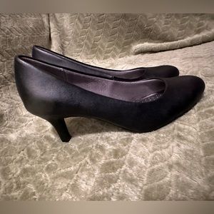 Super comfy only worn once black high heels.